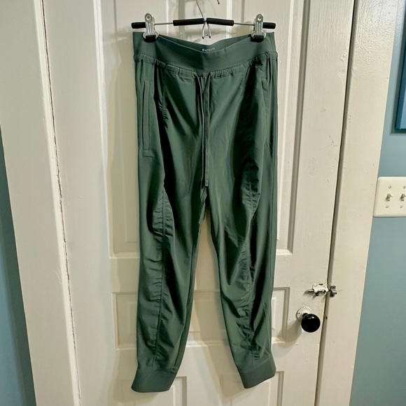 Like New! Athleta Attitude Pant in Bali Green (Size 10) Soft & Stretchy - Picture 3 of 8